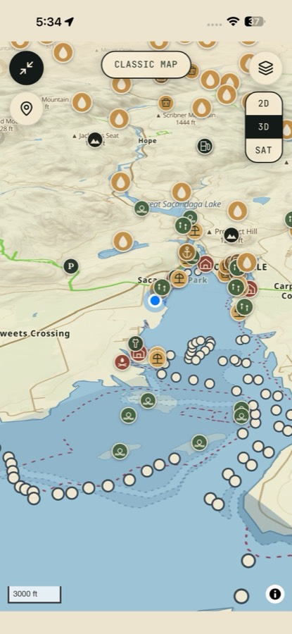 The classic map over Great Sacandaga Lake: dozens of POI pins for water access, camps, marinas, and fuel, the user's blue location dot on the shore, and 2D/3D/SAT map controls.